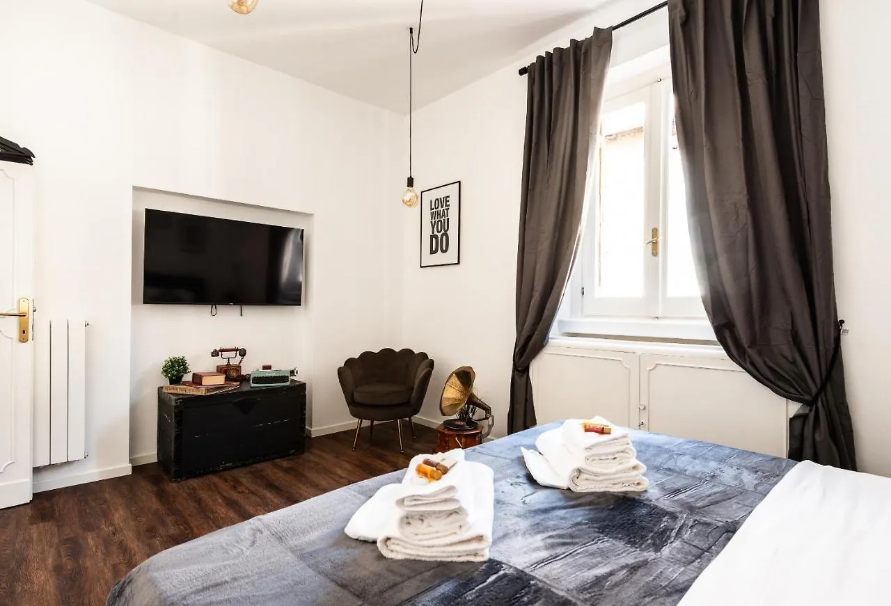 Appartamento Via Del Corso Rome Italy